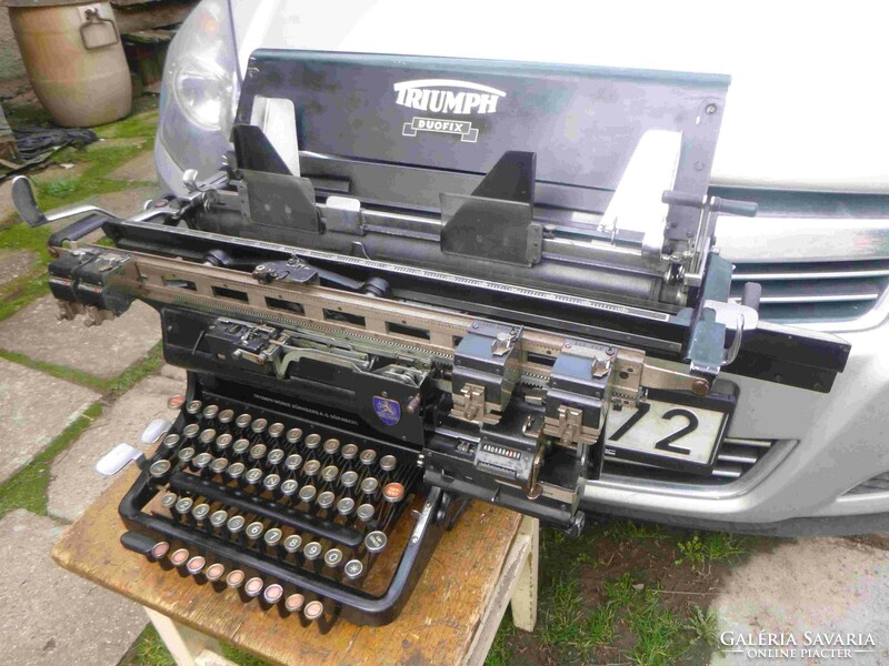 Régi Triumph írógép, könyvelői típus