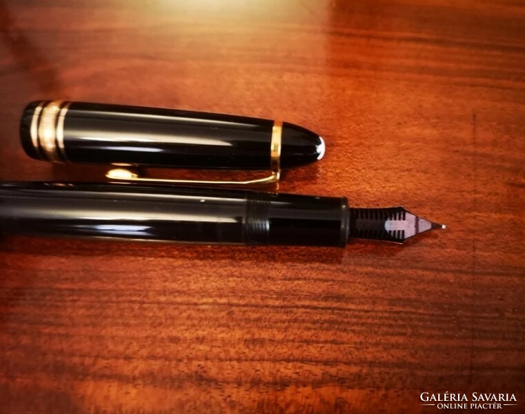 Montblanc 146 pen with 14kt gold nib