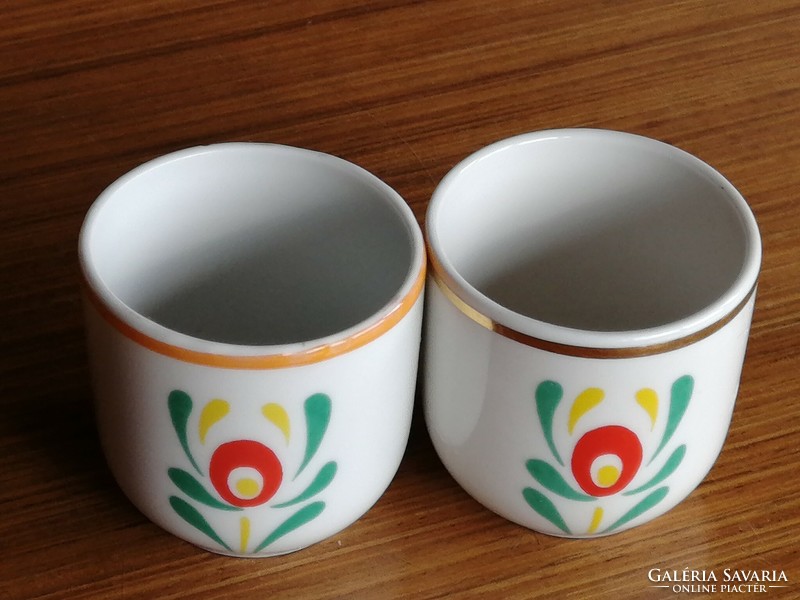 Pair of Raven House cups, stylized flowers