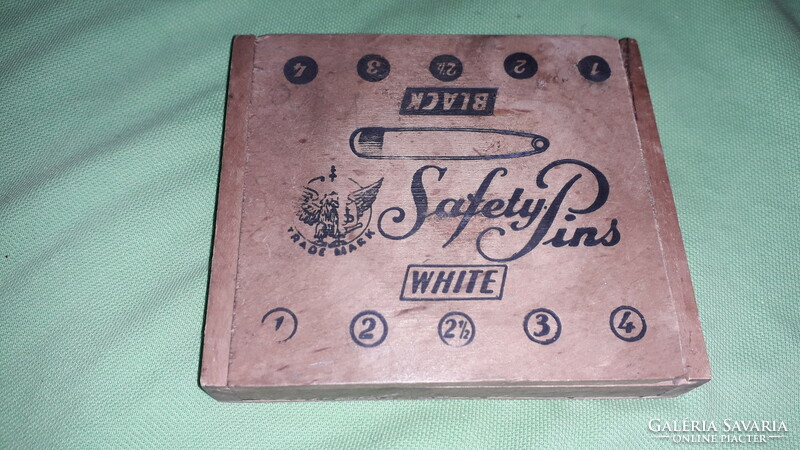 1900. Approx. Ever high quality safety pin commercial wooden box in good condition 13x11x3cm as shown in the pictures