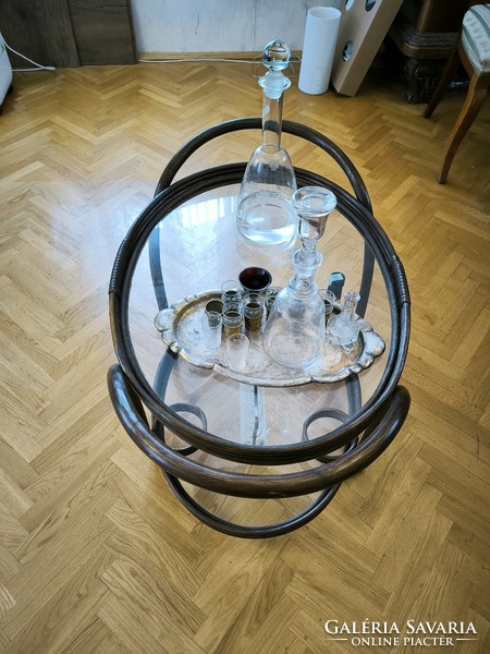 Dzúr trolley, buffet trolley with rolling bent thonet-style nàd furniture, serving drinks and food. Retro