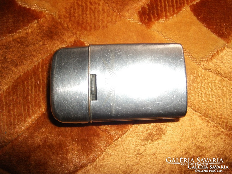 For collectors! Original old Ronson lighter in decorative box.