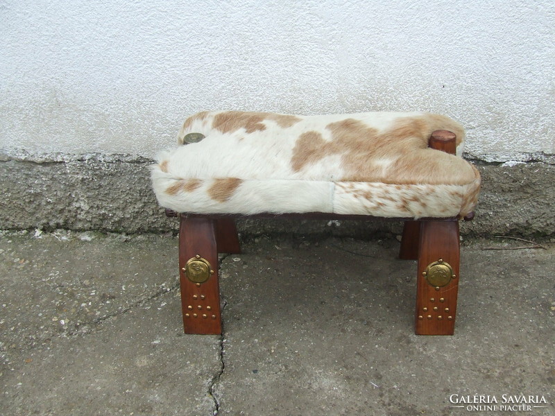 Leather sitting knife, cushioned camel pouf