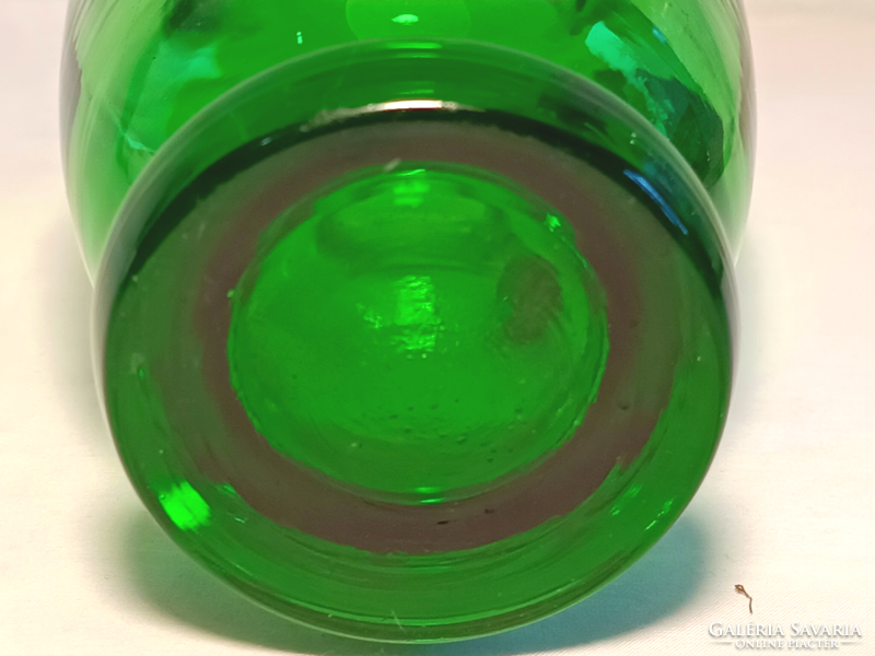 Zöld üveg kancsó