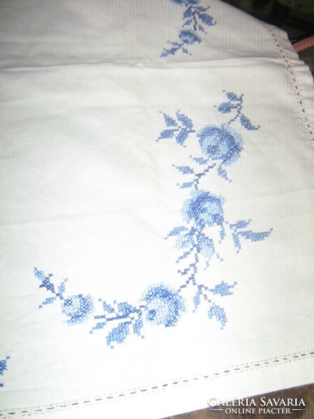 Tablecloth with beautiful tiny cross-eyed blue roses pattern