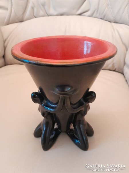 Gorka geza: vase with three kneeling female figures