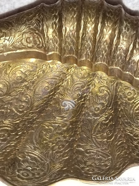 Beautiful patterned copper 3-legged shell ashtray ashtray heavy