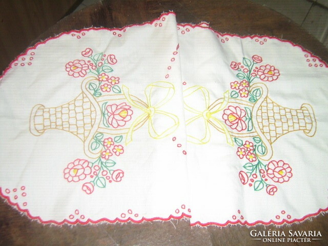 Beautiful flower basket hand-embroidered rounded sling edge tablecloth runner