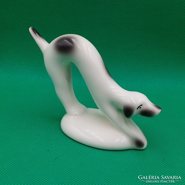 Art deco stílusú  Nyújtózkodó porcelán kutya figura