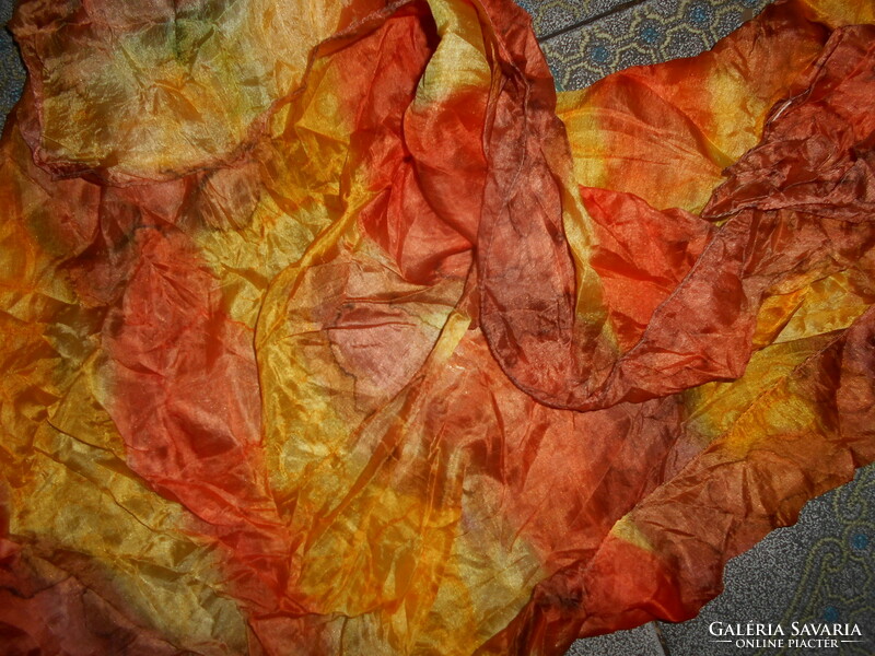 Valódi selyem kendő batikolt -gyönyörű meleg színek 104 cm X 96 cm