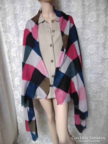 Large checkered scarf, stole with the colors of the winter type