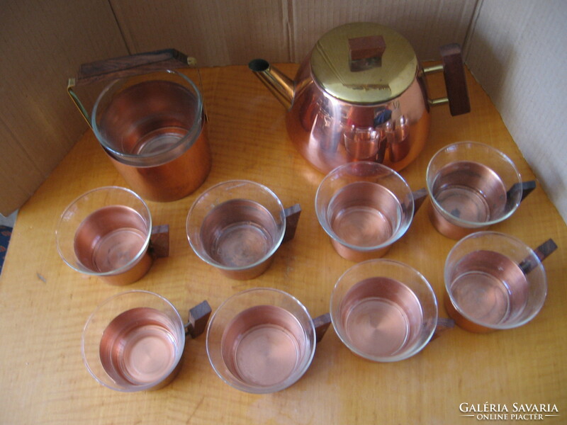 Jénai poharak réz tartóban , kávés, forralt boros, teás készlet fa fülekkel . Kanna, cukros, 8 pohár