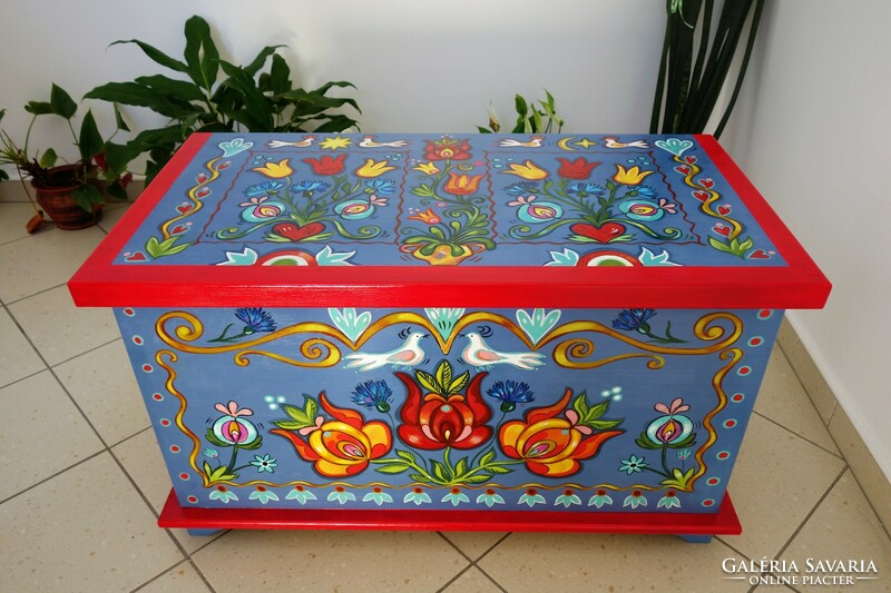 Tulip chest, painted individual tulip chests can be ordered