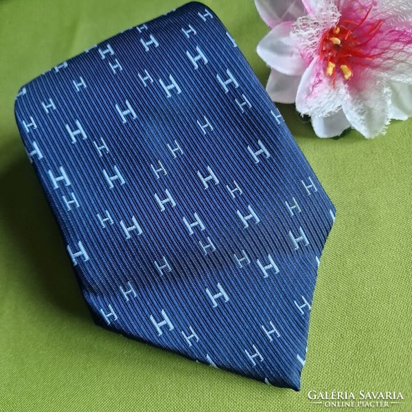 ESKÜVŐ NYK42 - Sötétkék alapon H betűk -  selyem nyakkendő