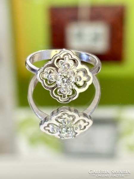 Gyönyörűséges ezüst gyűrű