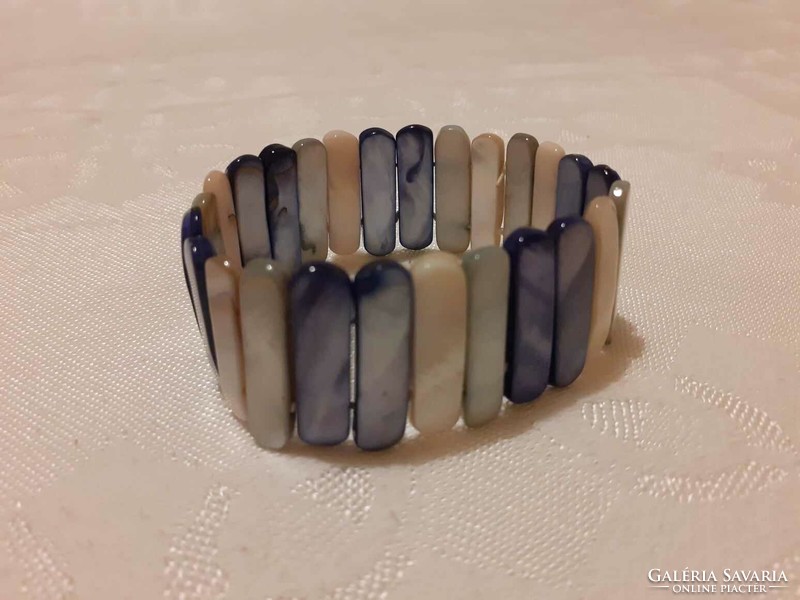 Showy mother-of-pearl bracelet