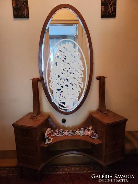 Dressing table with oval mirror