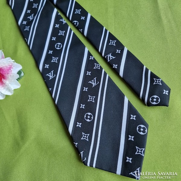 ESKÜVŐ NYK74 - Fekete alapon csíkos és virág mintás - selyem nyakkendő