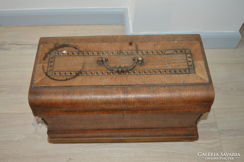 Antik német Kohler hordozható varrógép dobozával, kulccsal 1800 as évekből