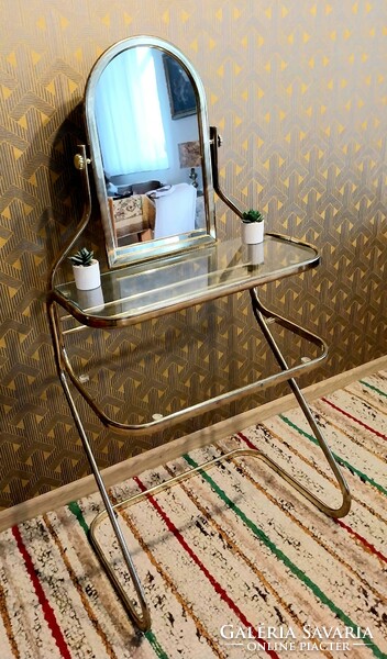 Vintage, rezezett fésülködő asztal.