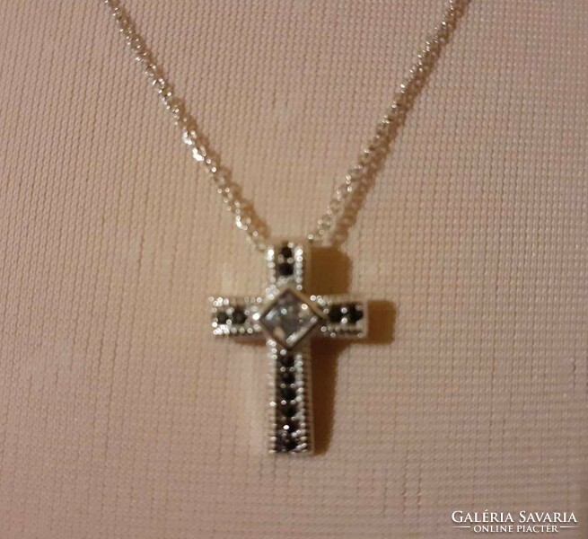 Very nice silver-plated necklace with a cross pendant decorated with zirconia