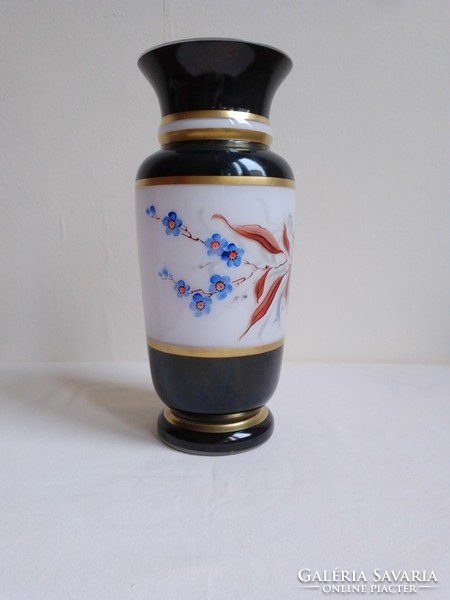Aranyozott kézzel festett kétrétegű fekete cseh üveg váza virágmintás rózsa hibátlan 28 cm