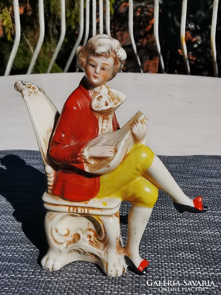 Antique baroque man with lute, alt wien