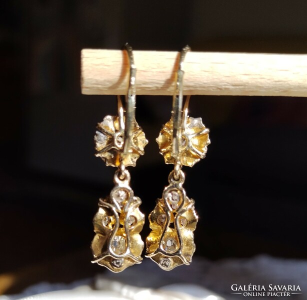 Antik arany fülbevaló briliáns csiszolású gyémántokkal