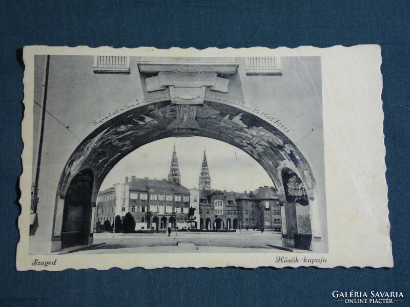 Képeslap, Szeged, Hősök kapuja látkép, tér részlet ,1943