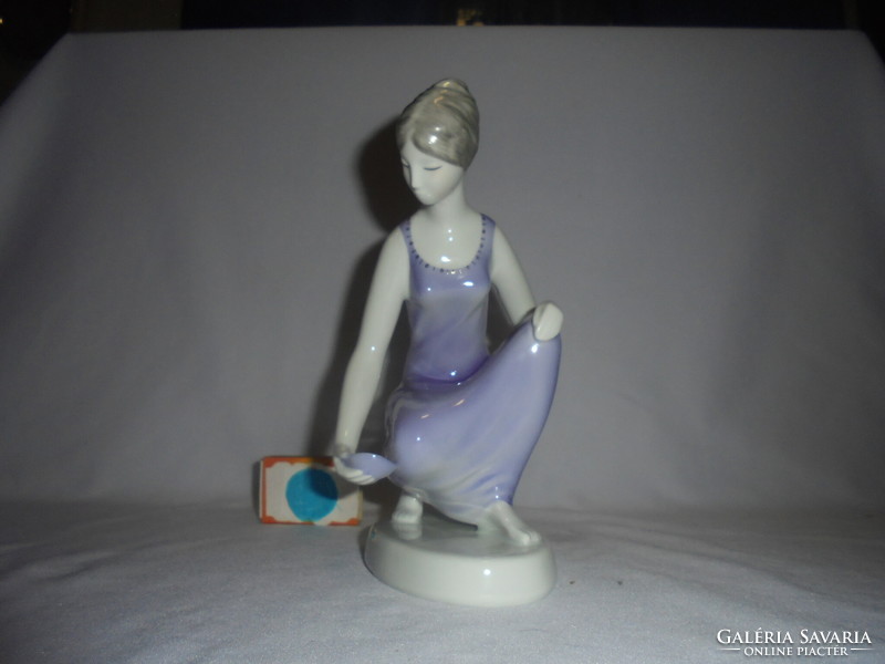 Hollóházi vizet merítő nő - porcelán nipp, figura
