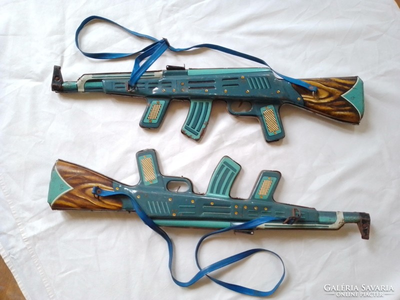 Two retro battery-powered children's toys, submachine guns, rifles, metal plate toys, works by the plate goods factory