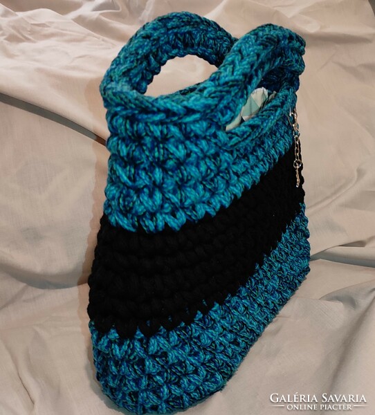 Crocheted bag with a special pattern
