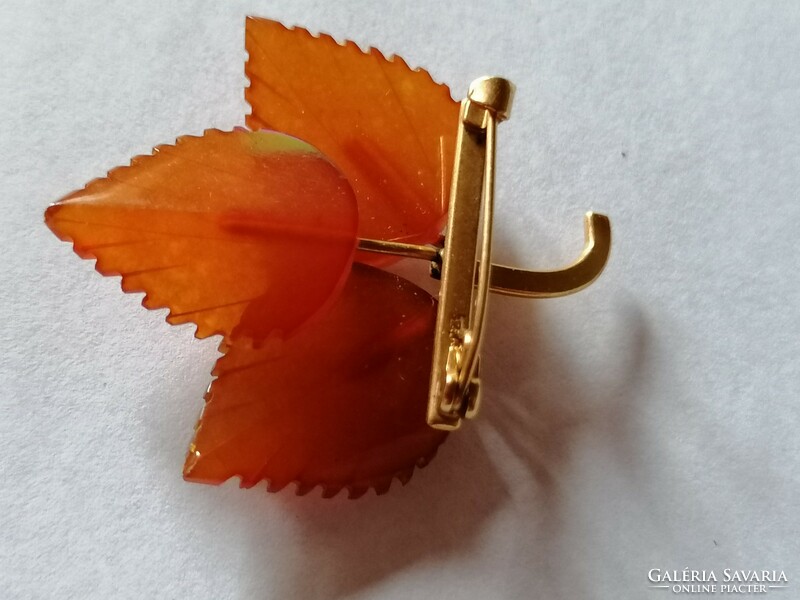 Vintage leaf-shaped brooch 681.