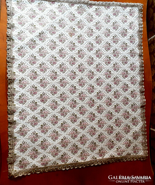 A large machine-made tapestry tablecloth with a bouquet of flowers. 67X57 cm