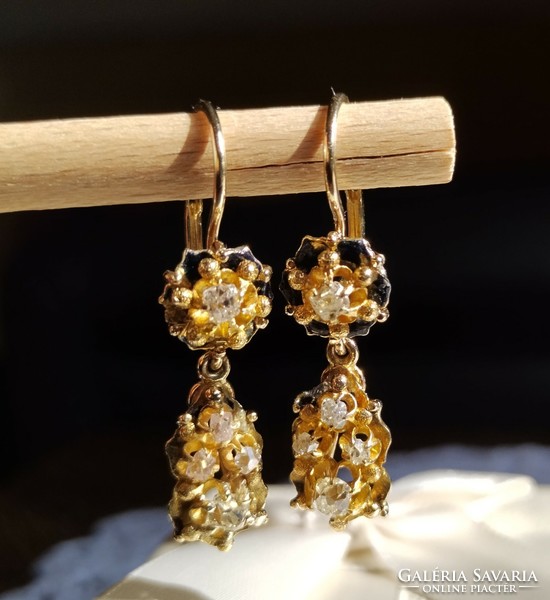 Antique gold earrings with brilliant cut diamonds