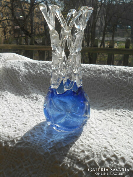 Kék-színű aljjal különleges áttört felső résszel üveg váza 18 cm