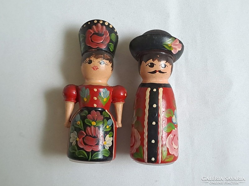 Kézzel Kalocsai mintával festett retro magyar trafikáru fa só-borsszóró figura pár