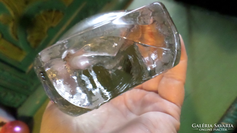 13,5 x 10 cm-es , nagyon vastag , nehéz öntöttüveg váza , sérülésmentes , látványos darab .