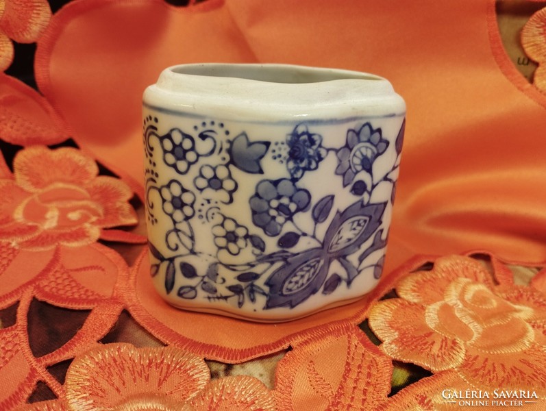 Blue and white porcelain with a floral pattern, perhaps a toothbrush holder