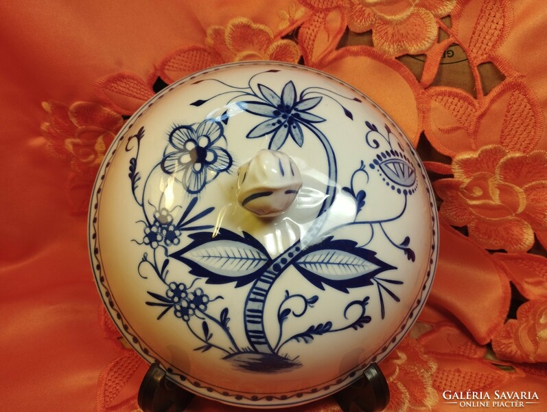 Beautiful onion pattern porcelain cover