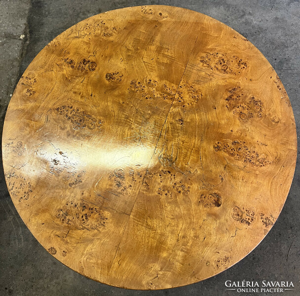 Art deco table with beautiful veneer, 73 x 61, in excellent condition. 9010
