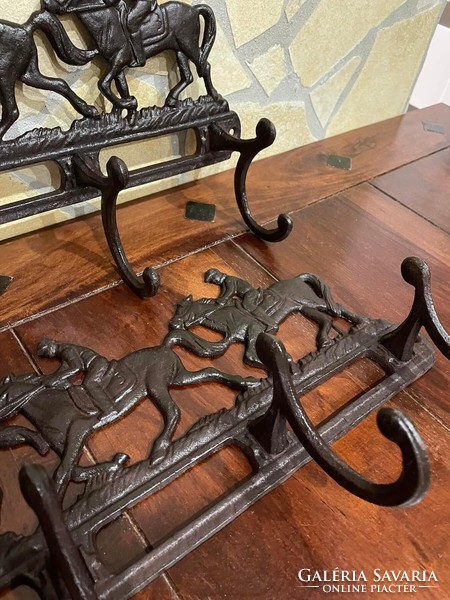 40 Cm long cast iron hanger with horse rider pattern