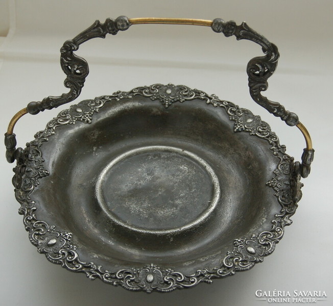 Ornate Victorian bridal basket/fruit bowl from the 1870s/marked: quadruple plate