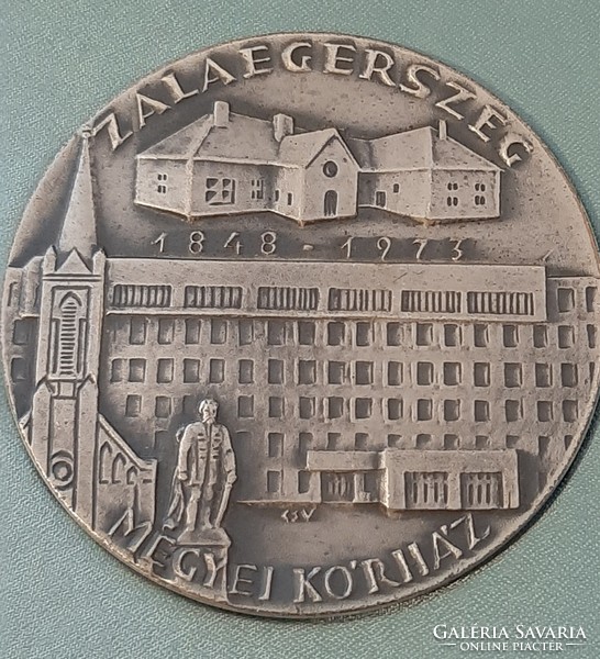 Zalaegerszeg ezüstözött bronz plakett  Csúcs Viktória szignóval 1973-ból saját dobozában 7 cm