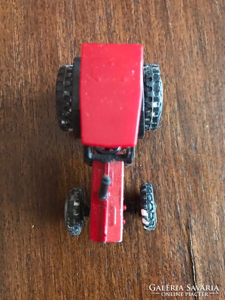 Matchbox tractor. In preserved condition. Size: 6x3.5 cm