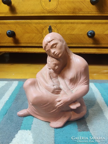 Anya gyermekével szobor