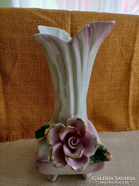 Porcelán váza plasztikus virágdíszítéssel   8.000 Ft