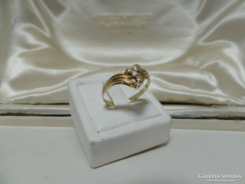 Modern gold ring with glasses