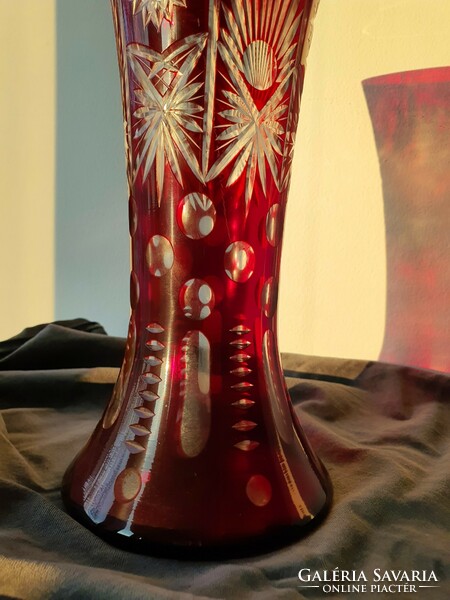 Rubin-bordó színű csiszolt kristály váza.