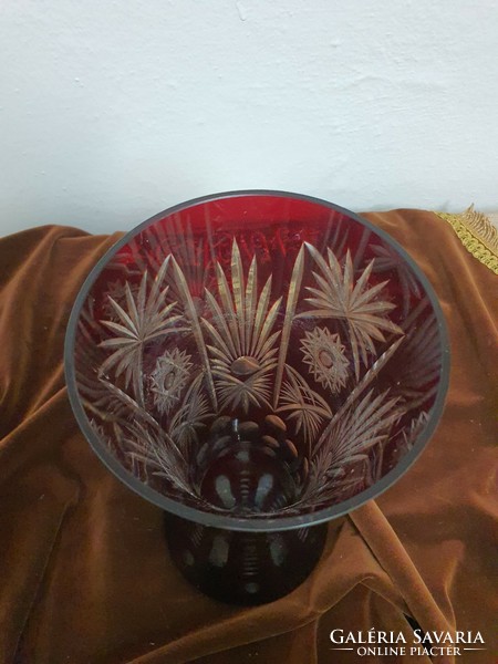 Rubin-bordó színű csiszolt kristály váza.